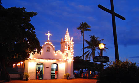 Kirche in Praia do Forte bei Nacht